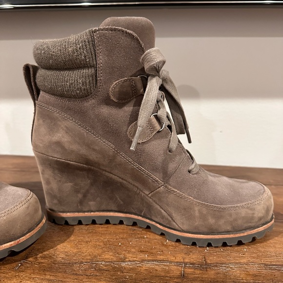 UGG waterproof lace-up booties in light brown - Picture 7 of 7